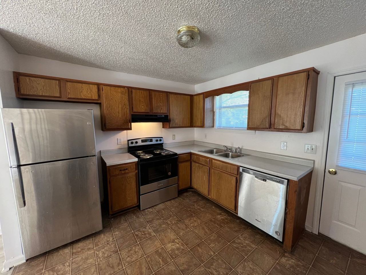 215 Greenleaf Cir - Photo 2 of 10