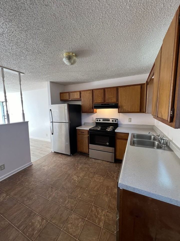 215 Greenleaf Cir - Photo 3 of 10