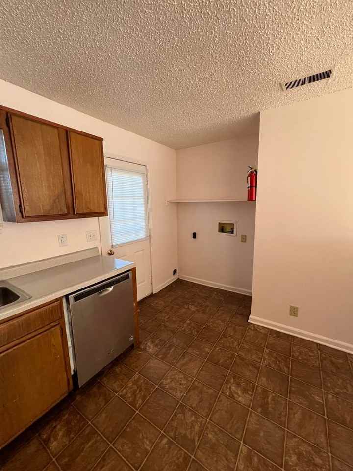 215 Greenleaf Cir - Photo 4 of 10