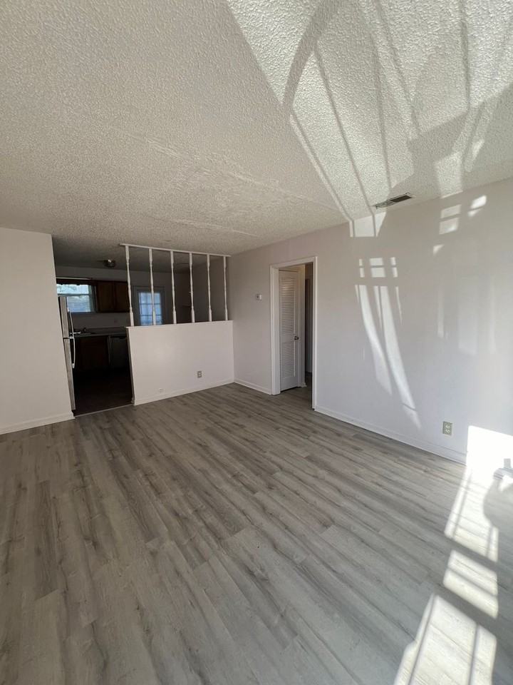 215 Greenleaf Cir - Photo 5 of 10