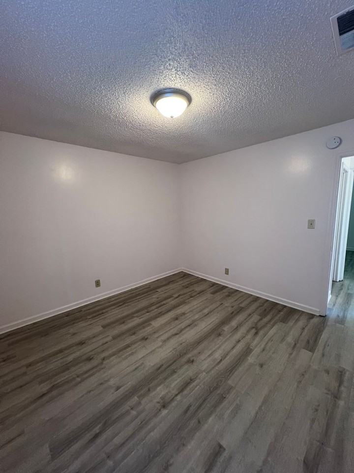 215 Greenleaf Cir - Photo 7 of 10