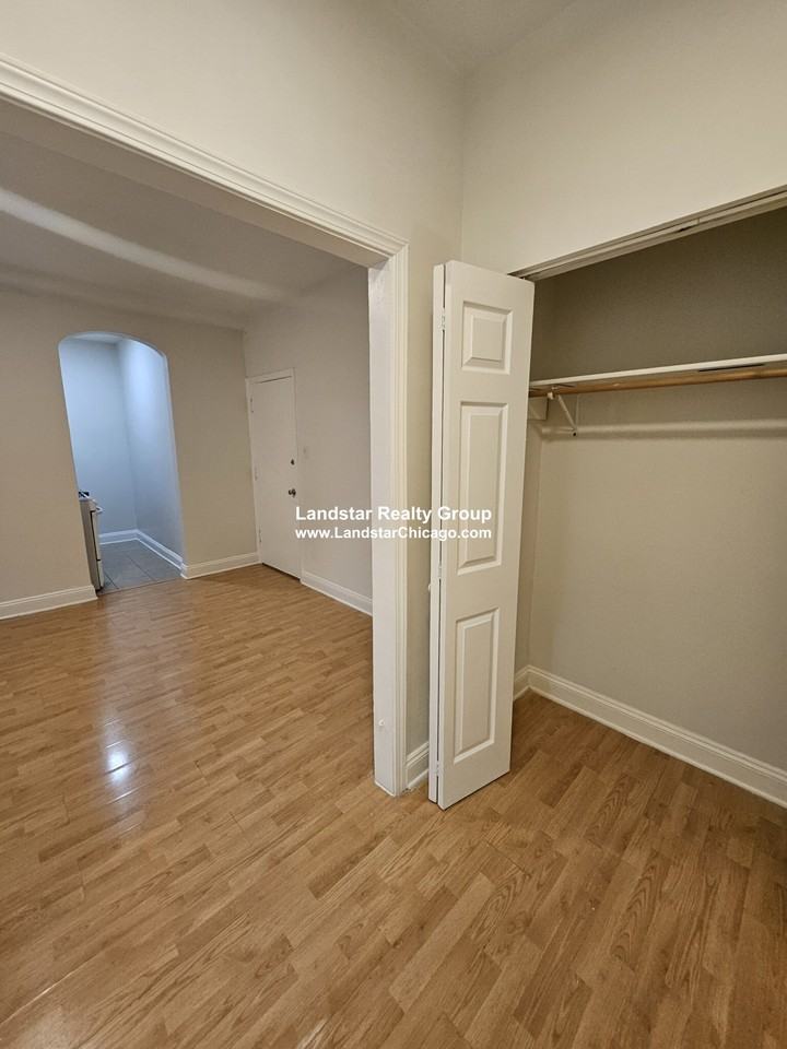 839 W Sheridan Rd #218 - Photo 3 of 9