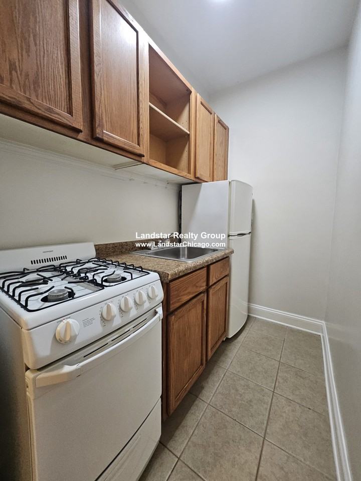 839 W Sheridan Rd #218 - Photo 5 of 9