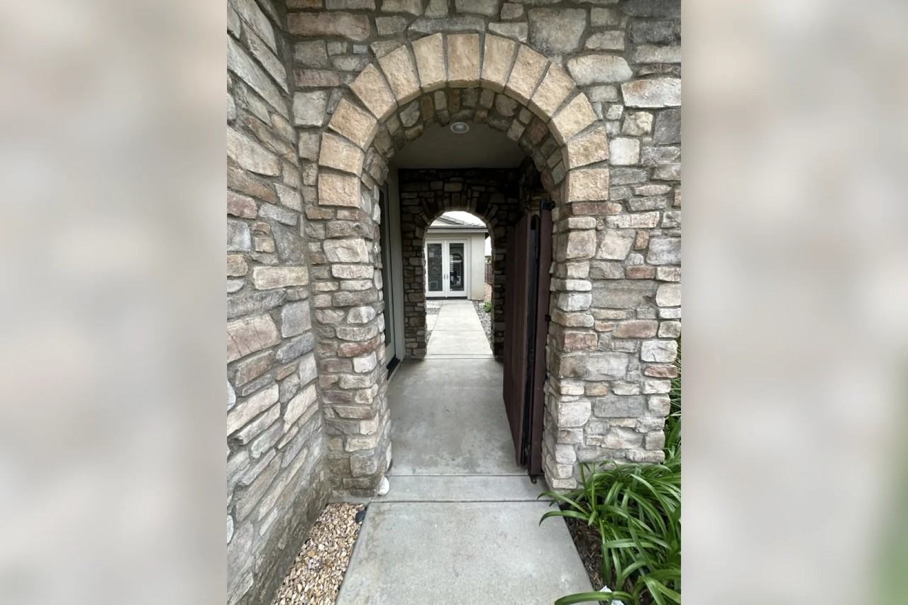 1421 Horizon Ct - Photo 3 of 24