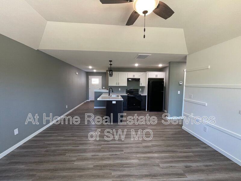 2777 S Meadowlark Ave #2777 - Photo 3 of 11