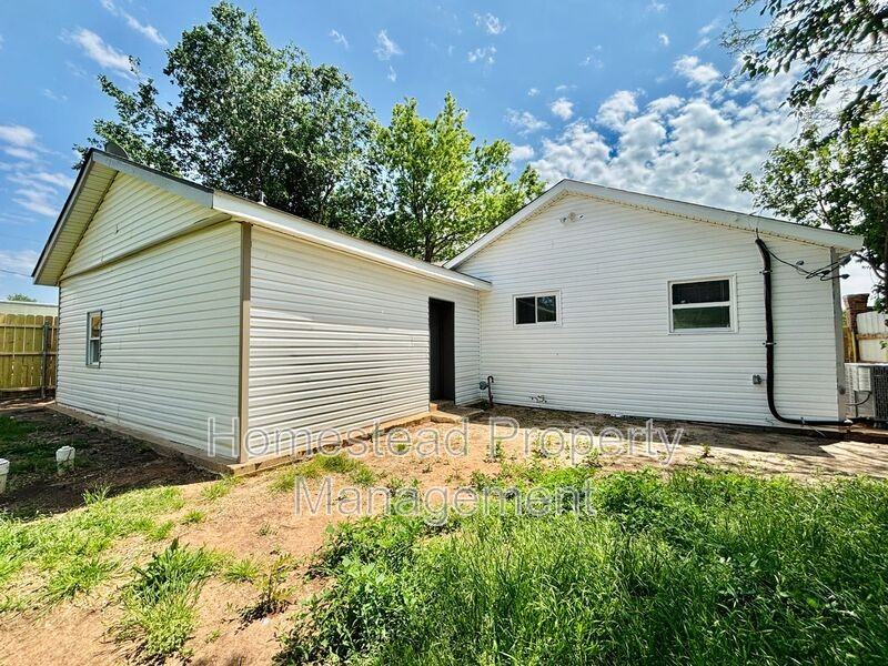 329 Se 46th St - Photo 3 of 22