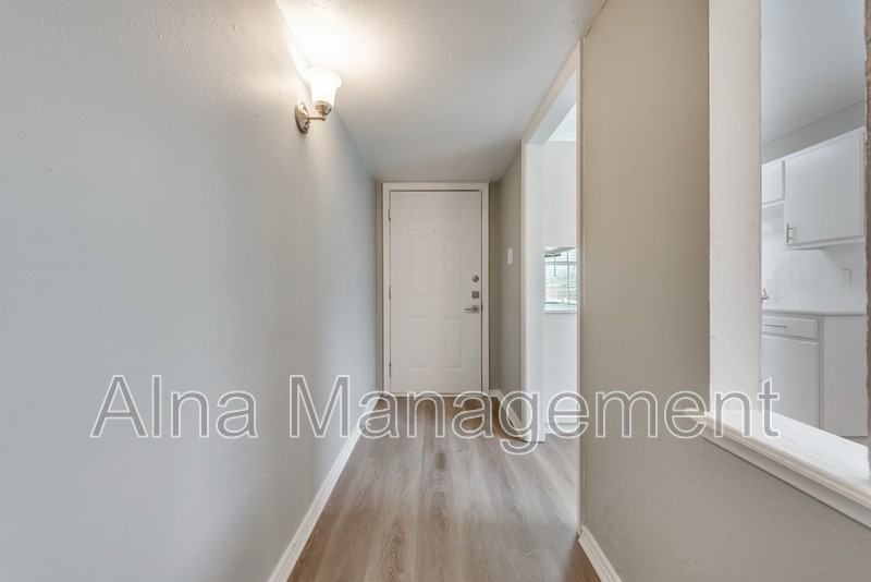 622 Hillcrest St - Photo 4 of 18