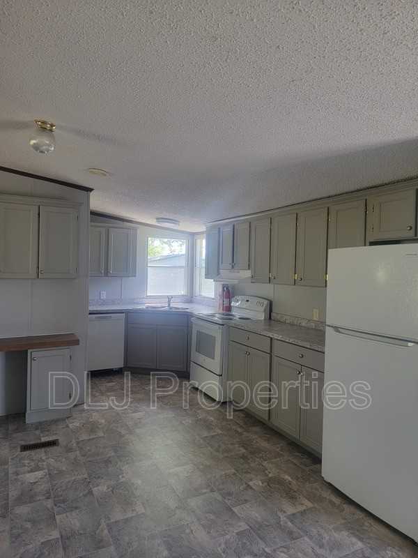 1382 Providence Rd - Photo 2 of 10