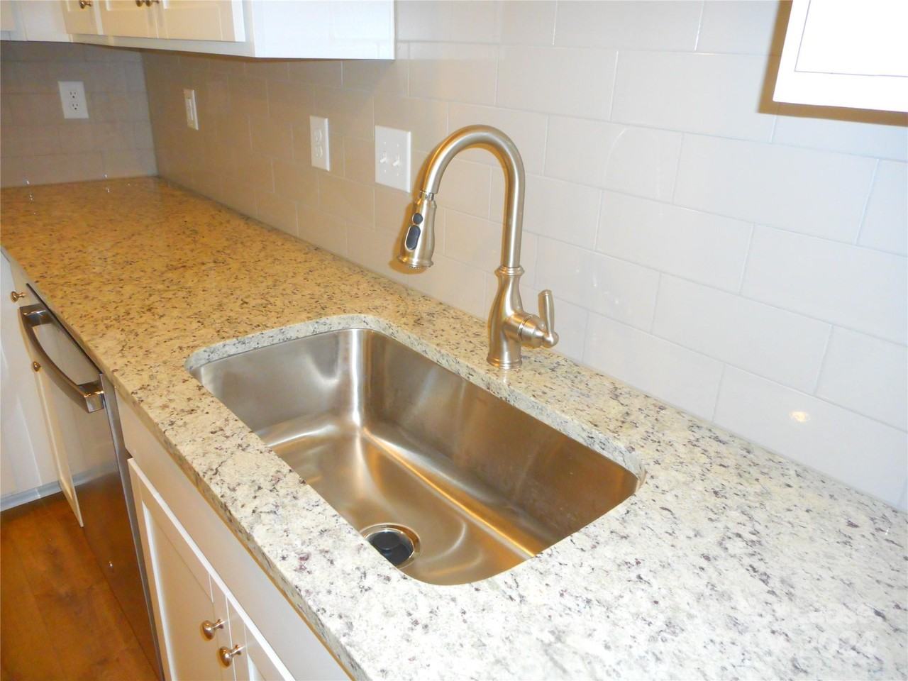 2821 Aubrey St - Photo 4 of 27