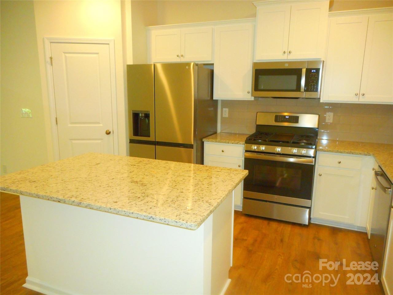 2821 Aubrey St - Photo 5 of 27