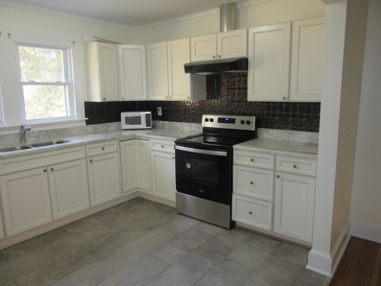 1437 Hilltop St - Photo 2 of 10