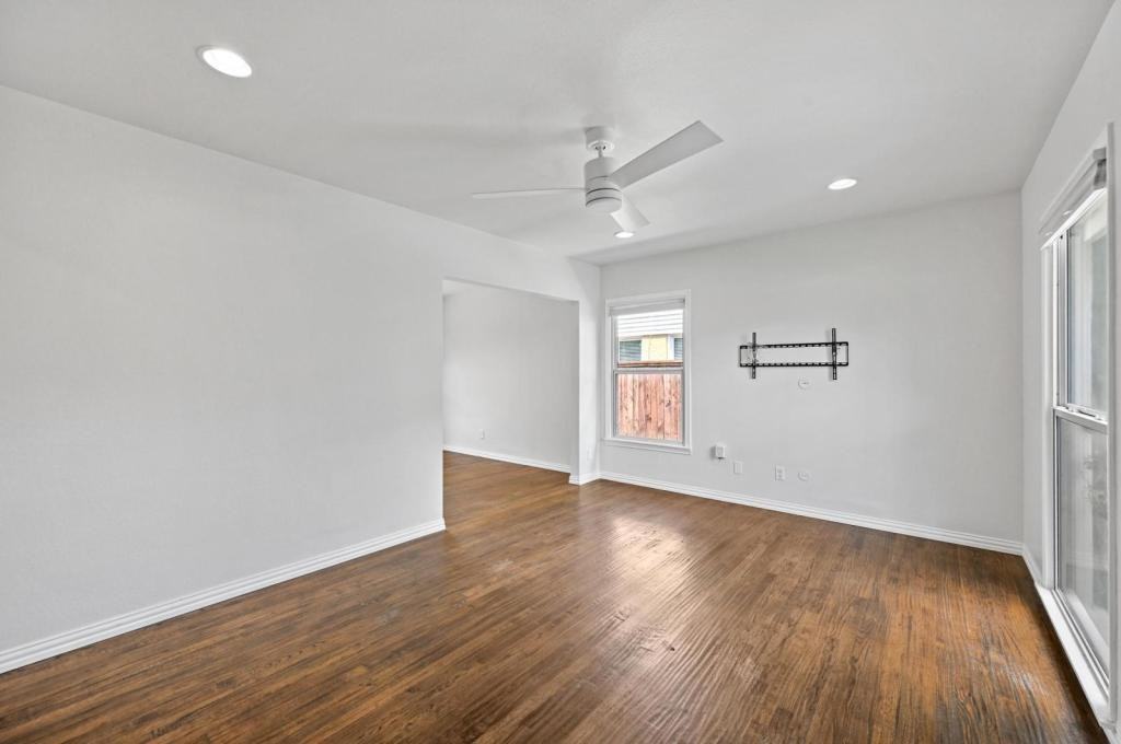 11015 Stallcup Dr - Photo 3 of 21