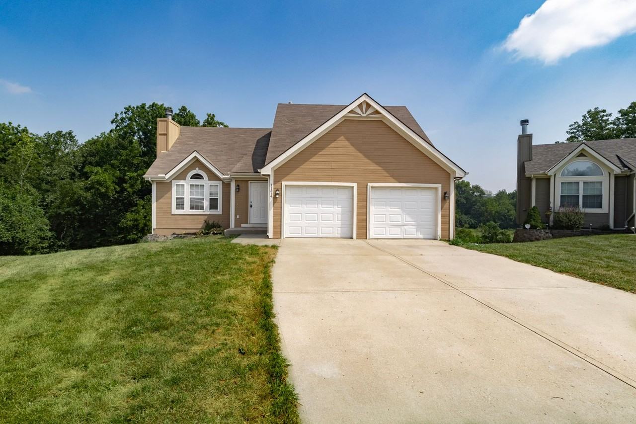 11917 N Holmes Ct - Photo 2 of 16