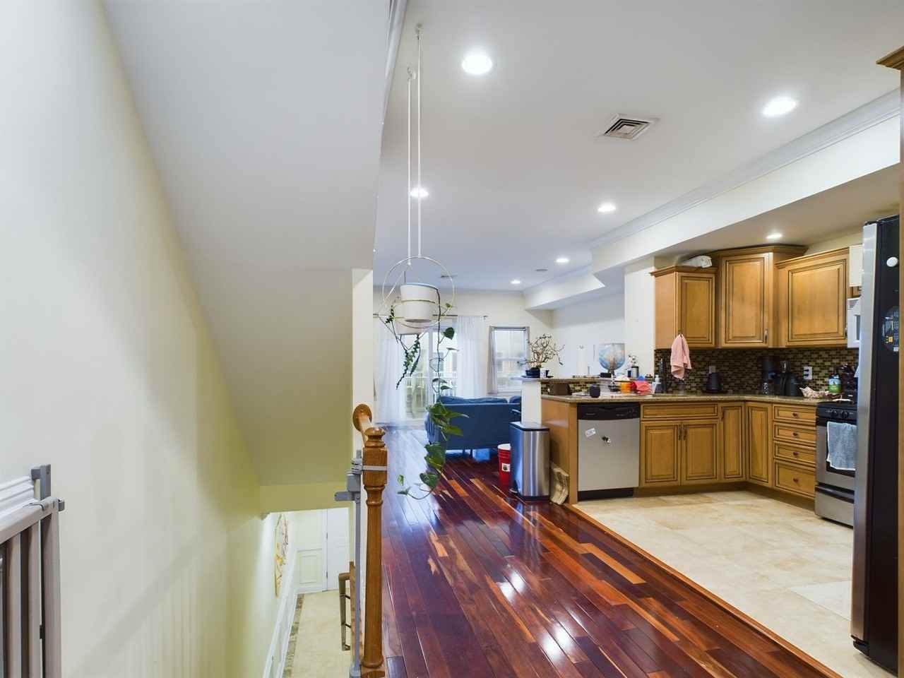 1813 S Alder St - Photo 3 of 32