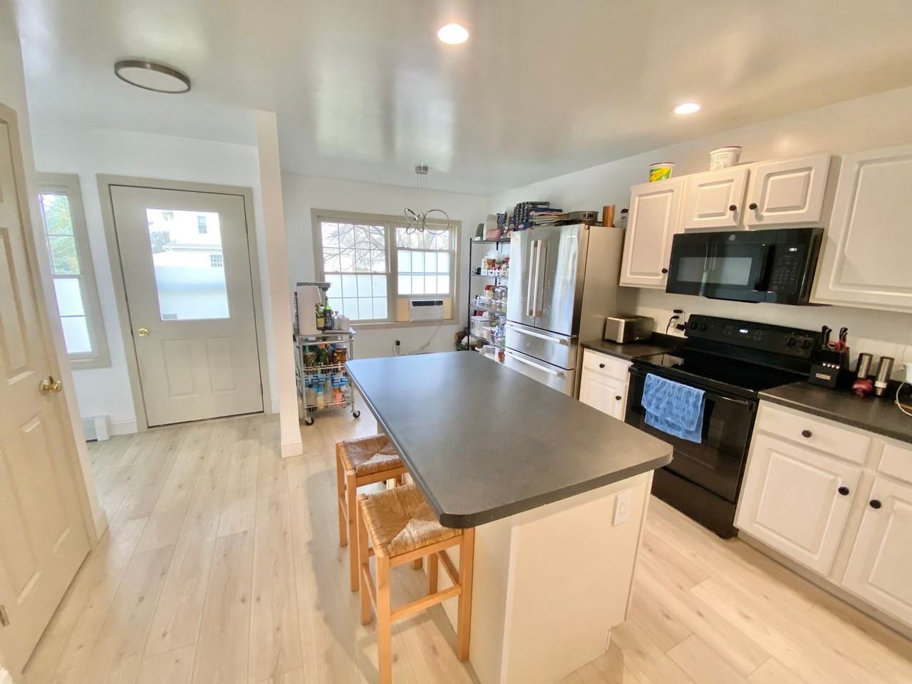 70 Chelsea Pl - Photo 3 of 33