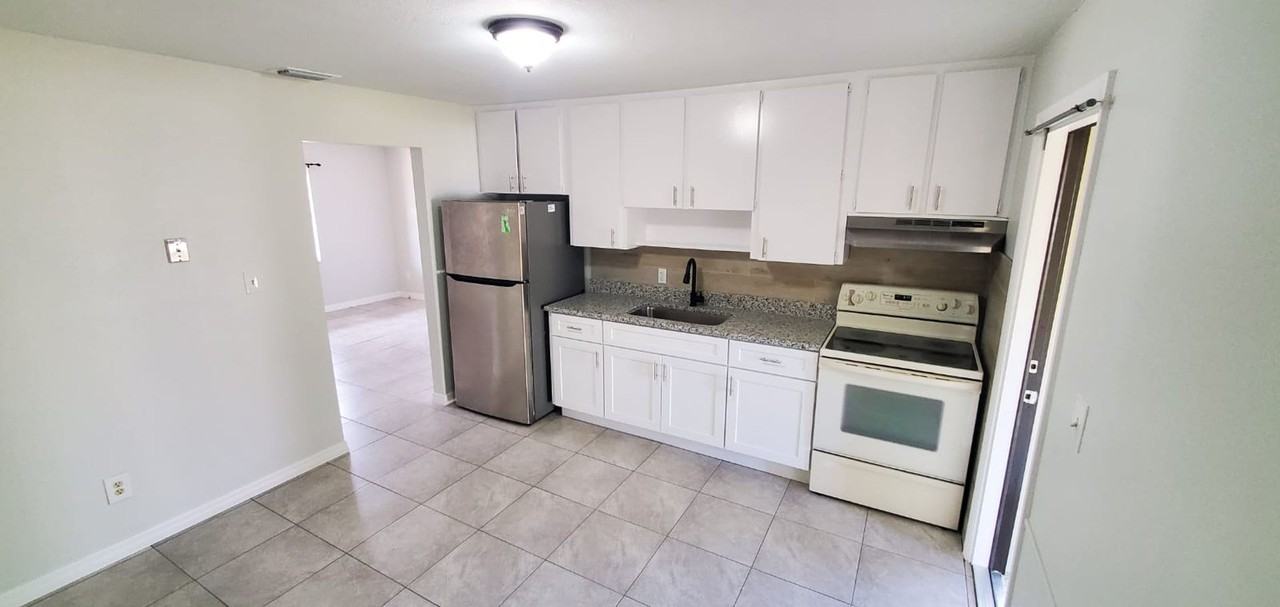 2578 Seneca Ave - Photo 2 of 13