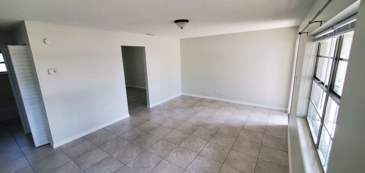 2578 Seneca Ave - Photo 4 of 13