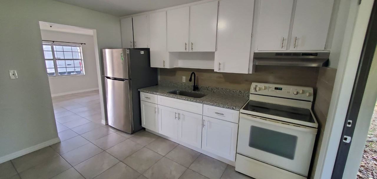 2578 Seneca Ave - Photo 5 of 13