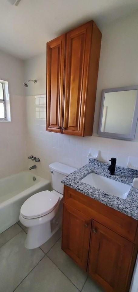 2578 Seneca Ave - Photo 7 of 13