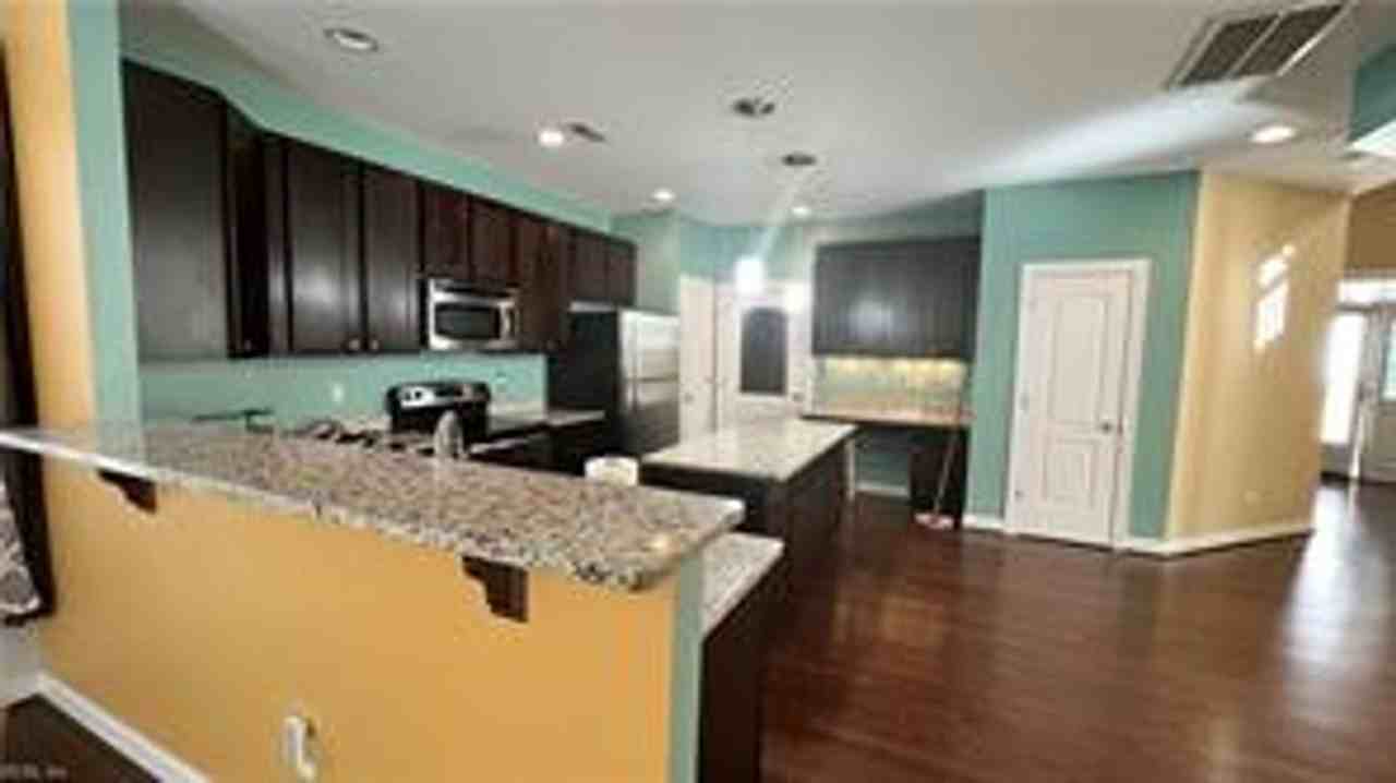 6251 Sewells Point Rd - Photo 3 of 28
