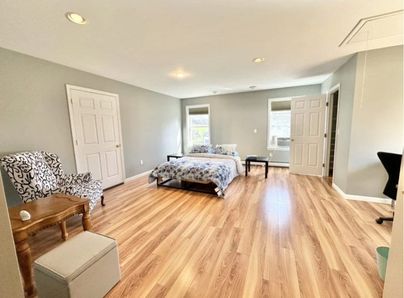 1146 Vine St - Photo 2 of 10