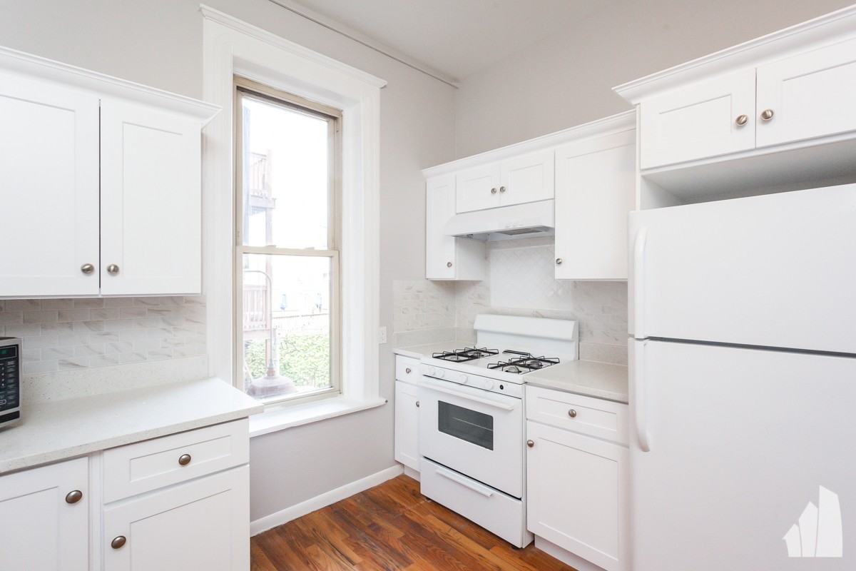 900 W Newport Ave #2 - Photo 4 of 19