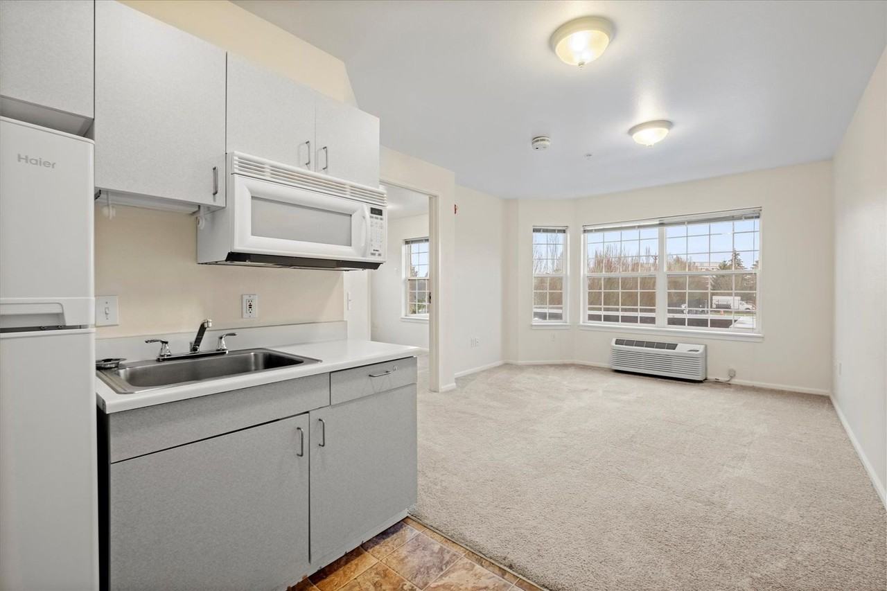 Life Manor Mountainside - Photo 3 of 20