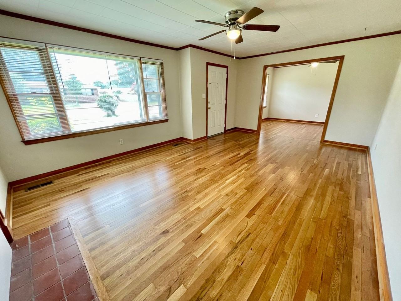 703 Meadowview St - Photo 3 of 17