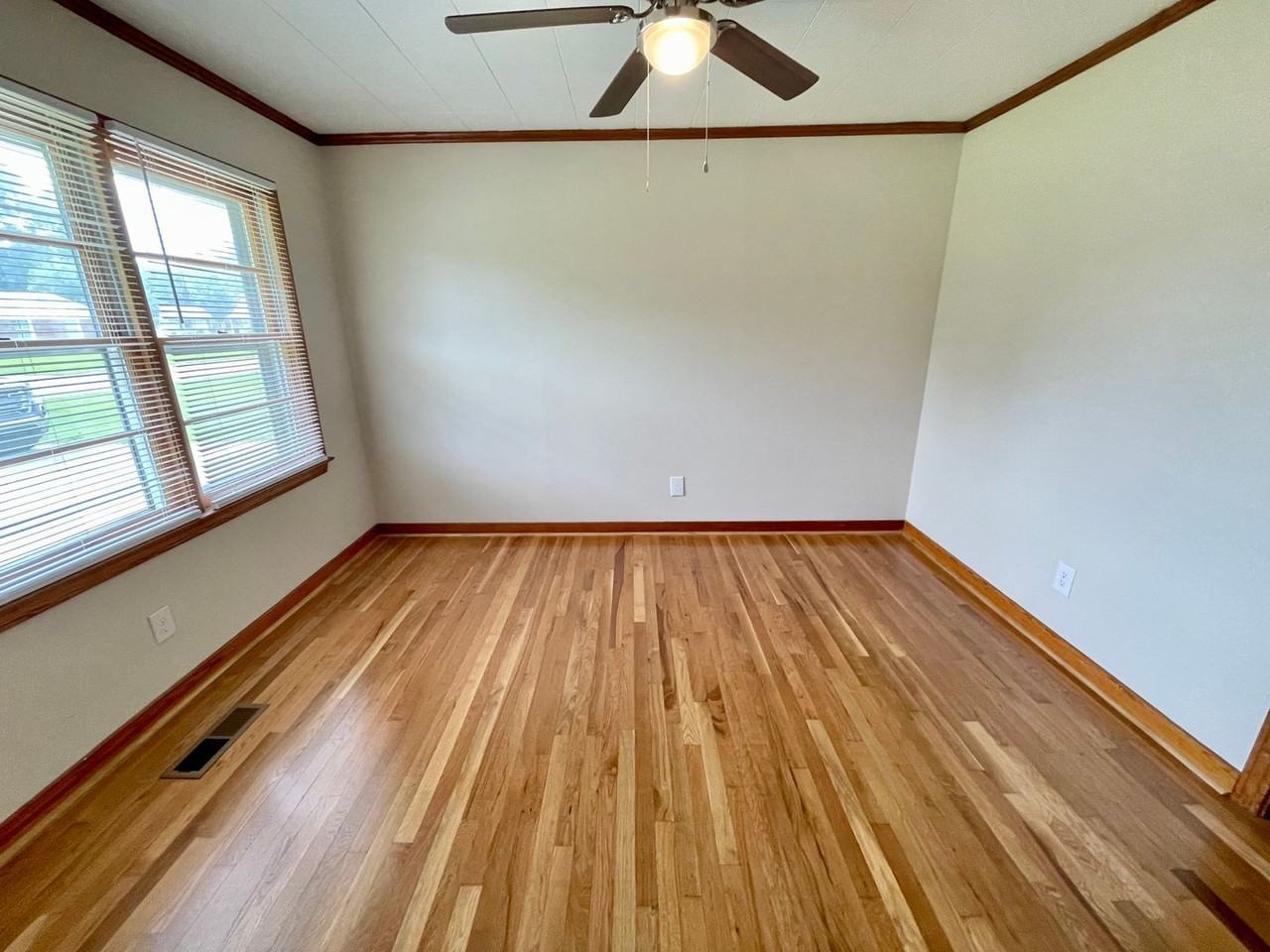 703 Meadowview St - Photo 4 of 17