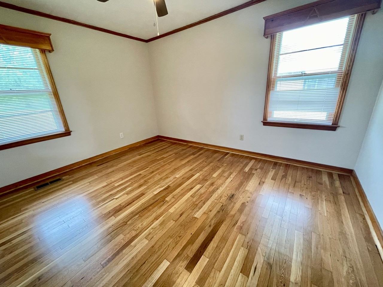 703 Meadowview St - Photo 7 of 17