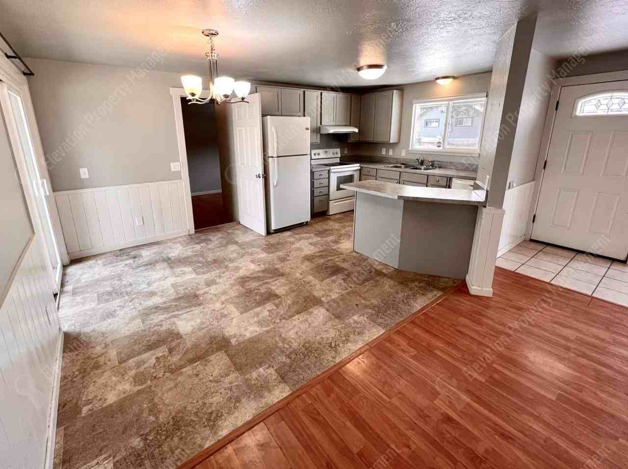 900 SE 5th St - Photo 3 of 15