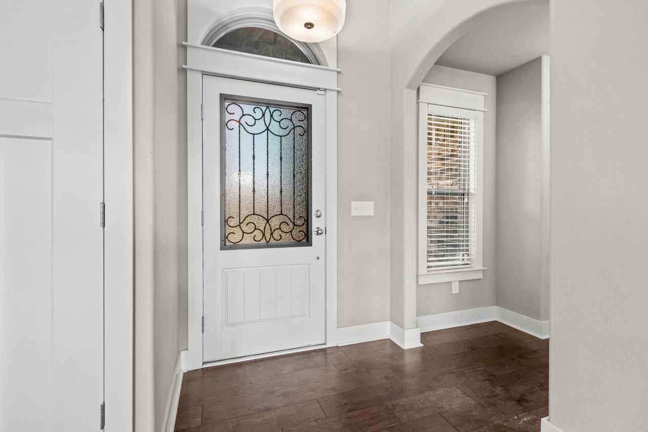 210 Monroe St - Photo 6 of 35