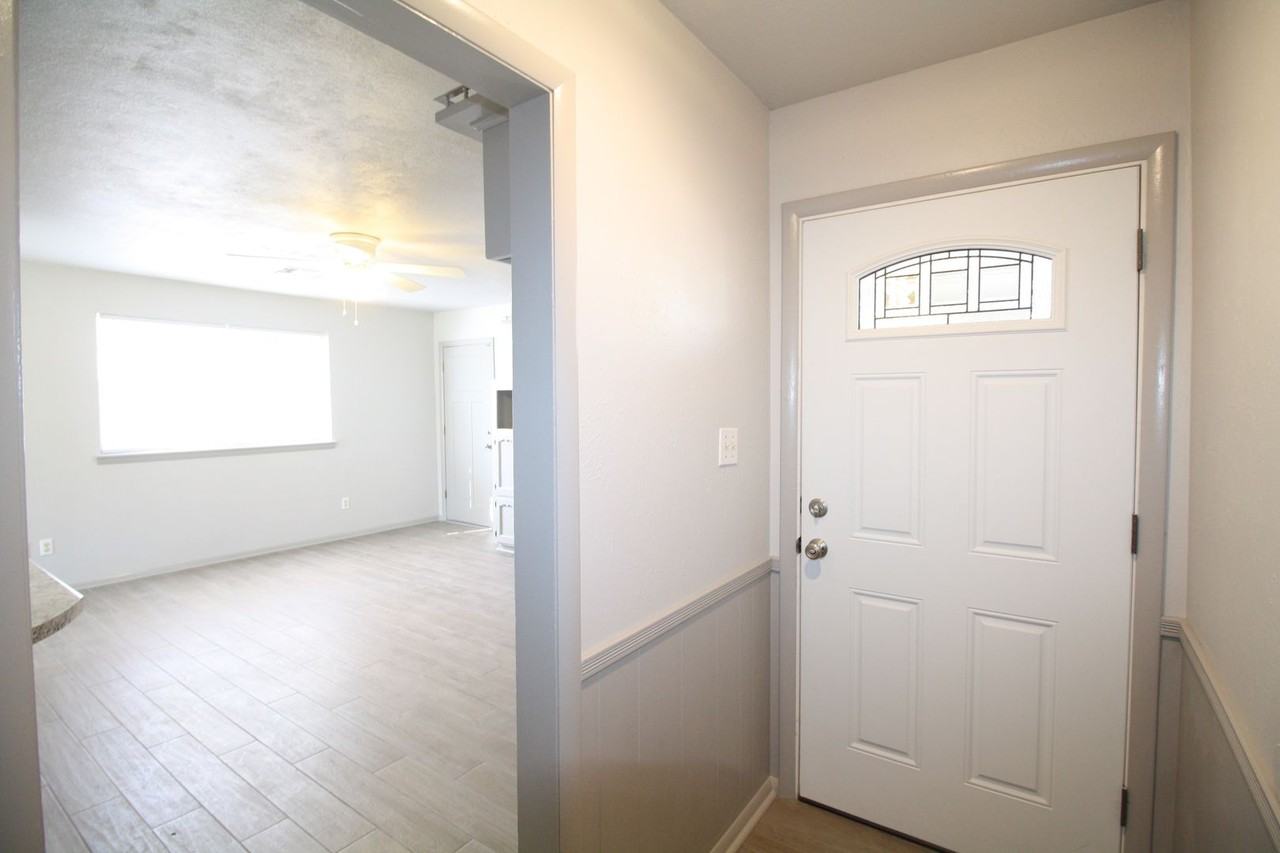 1104 W Woodcrest Dr - Photo 2 of 22