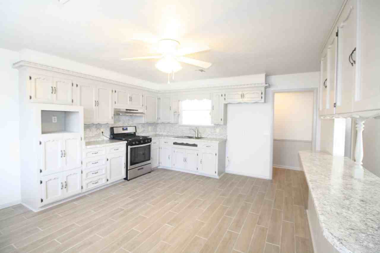 1104 W Woodcrest Dr - Photo 3 of 22