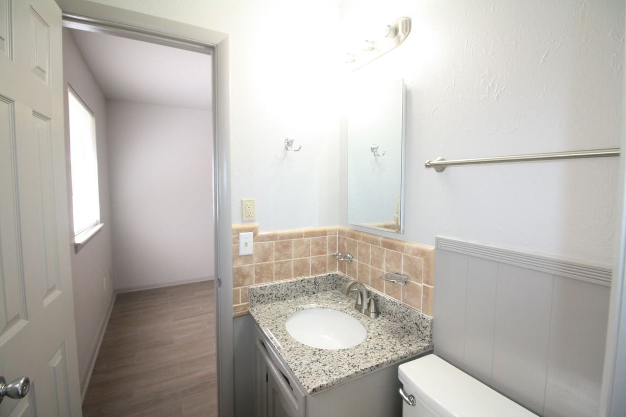 1104 W Woodcrest Dr - Photo 5 of 22