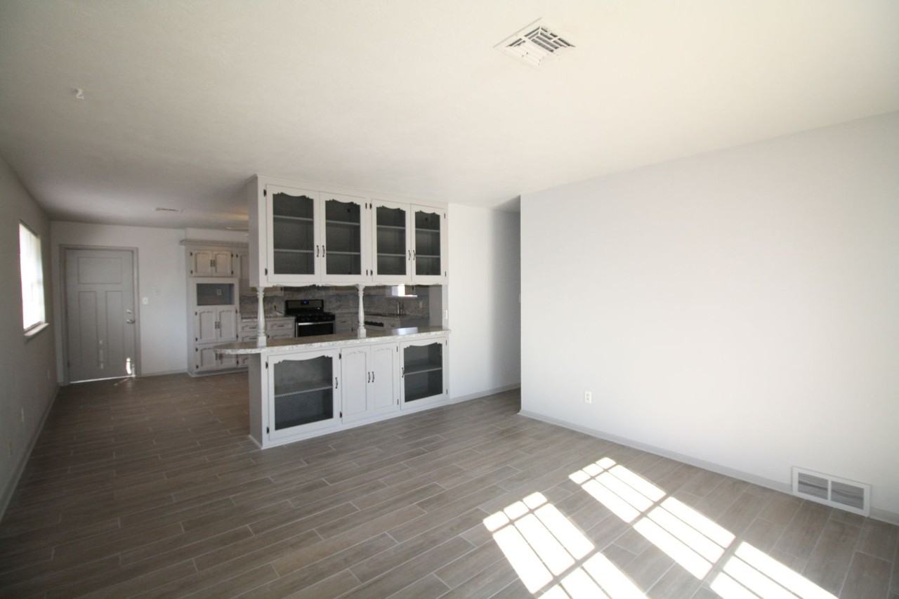 1104 W Woodcrest Dr - Photo 6 of 22