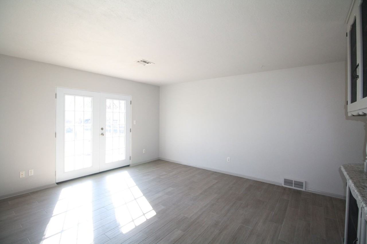 1104 W Woodcrest Dr - Photo 7 of 22