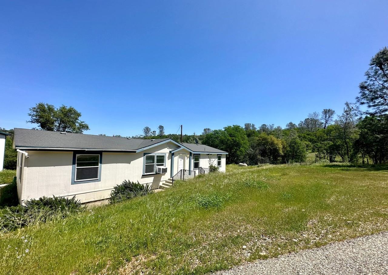 10137 Melody Rd - Photo 3 of 24