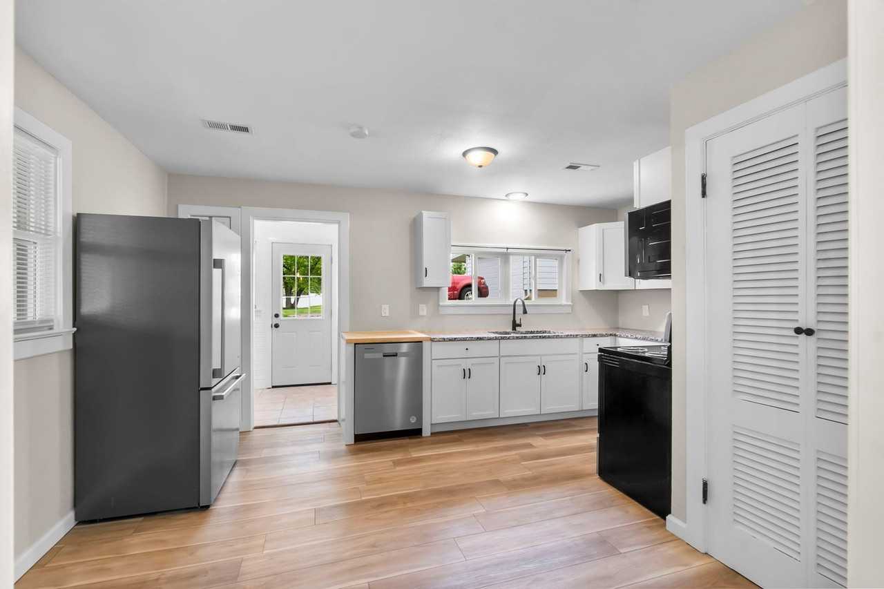 311 N Georgia St - Photo 7 of 23