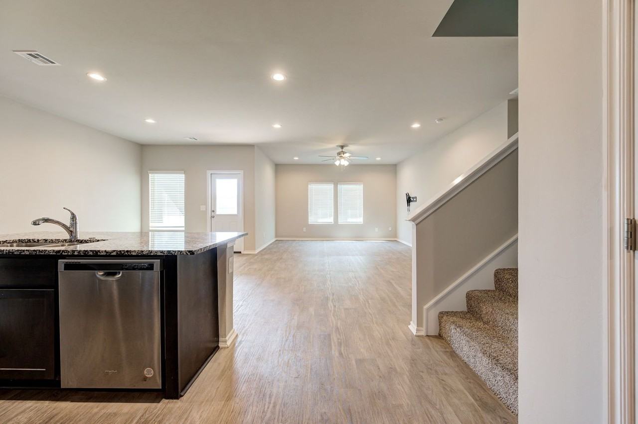 10516 Nw 24th St - Photo 6 of 42
