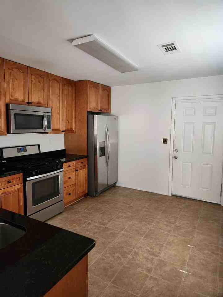 1901 Kenwood Rd Se ##Se - Photo 3 of 6