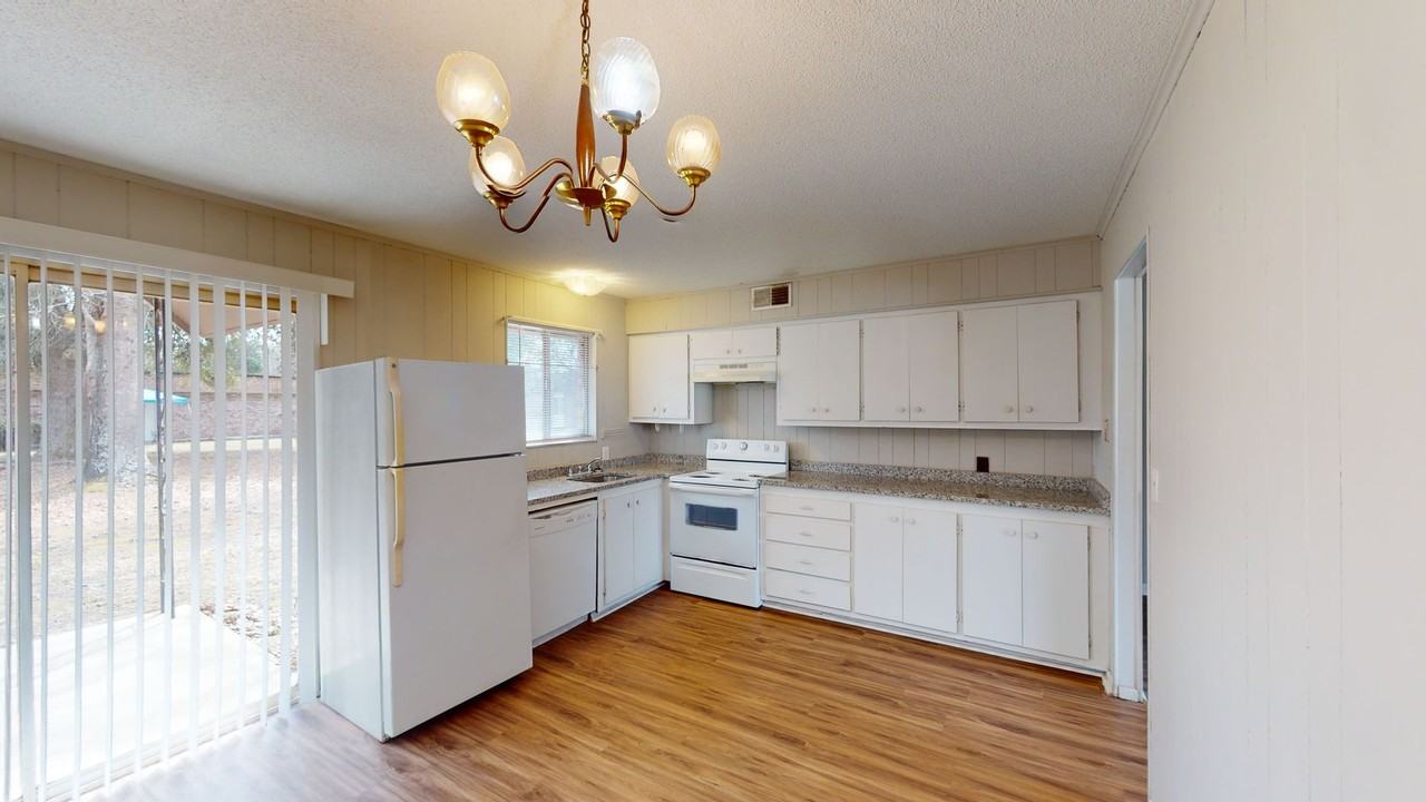 Pinopolis Apartments - Photo 2 of 8