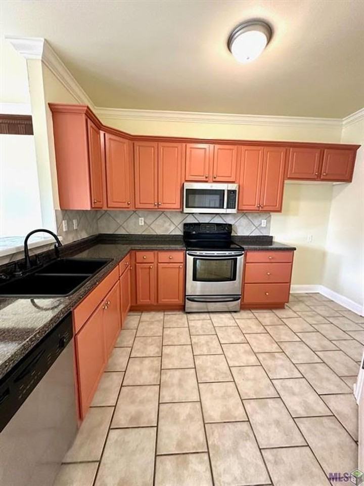 18163 Pinehurst Dr - Photo 2 of 18