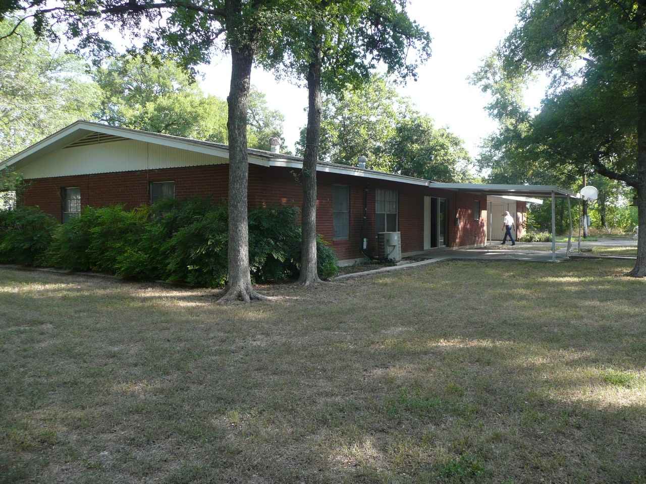 2112 N Interstate 35 - Photo 2 of 8