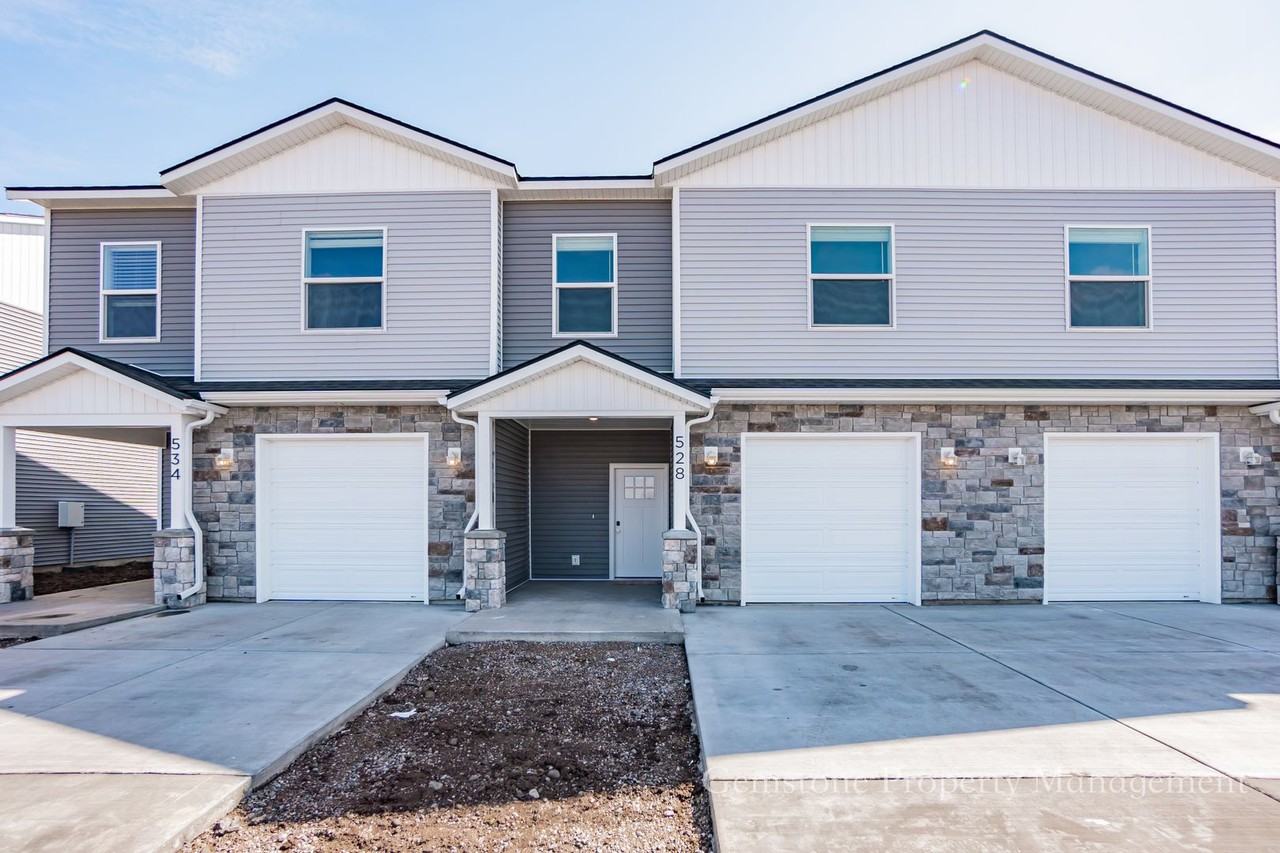 570 Harvester Ave - Photo 3 of 17