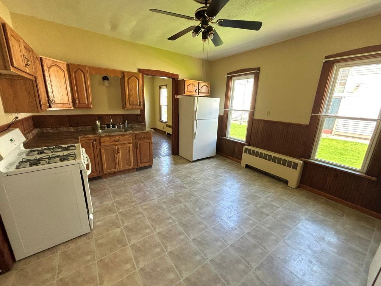 533 E 3rd St - Photo 3 of 35