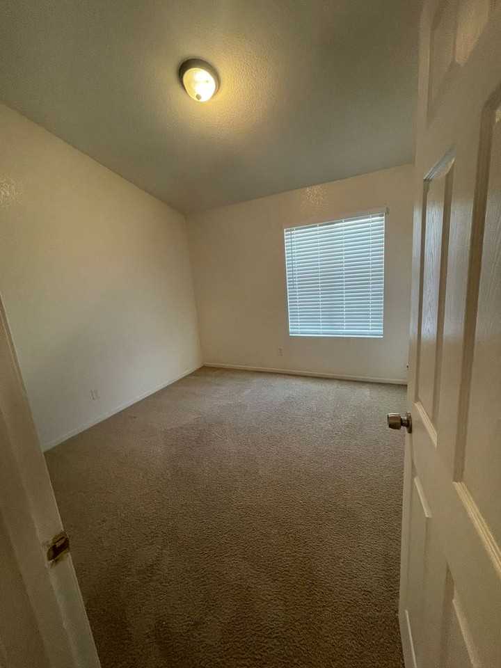 1412 Chamberlain Ave - Photo 4 of 24