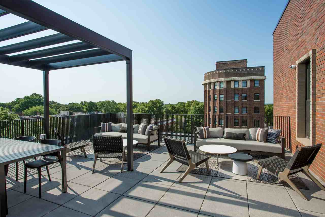 520 East - Photo 4 of 33