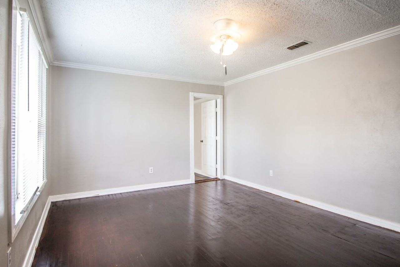 2506 37th Street - Photo 2 of 9