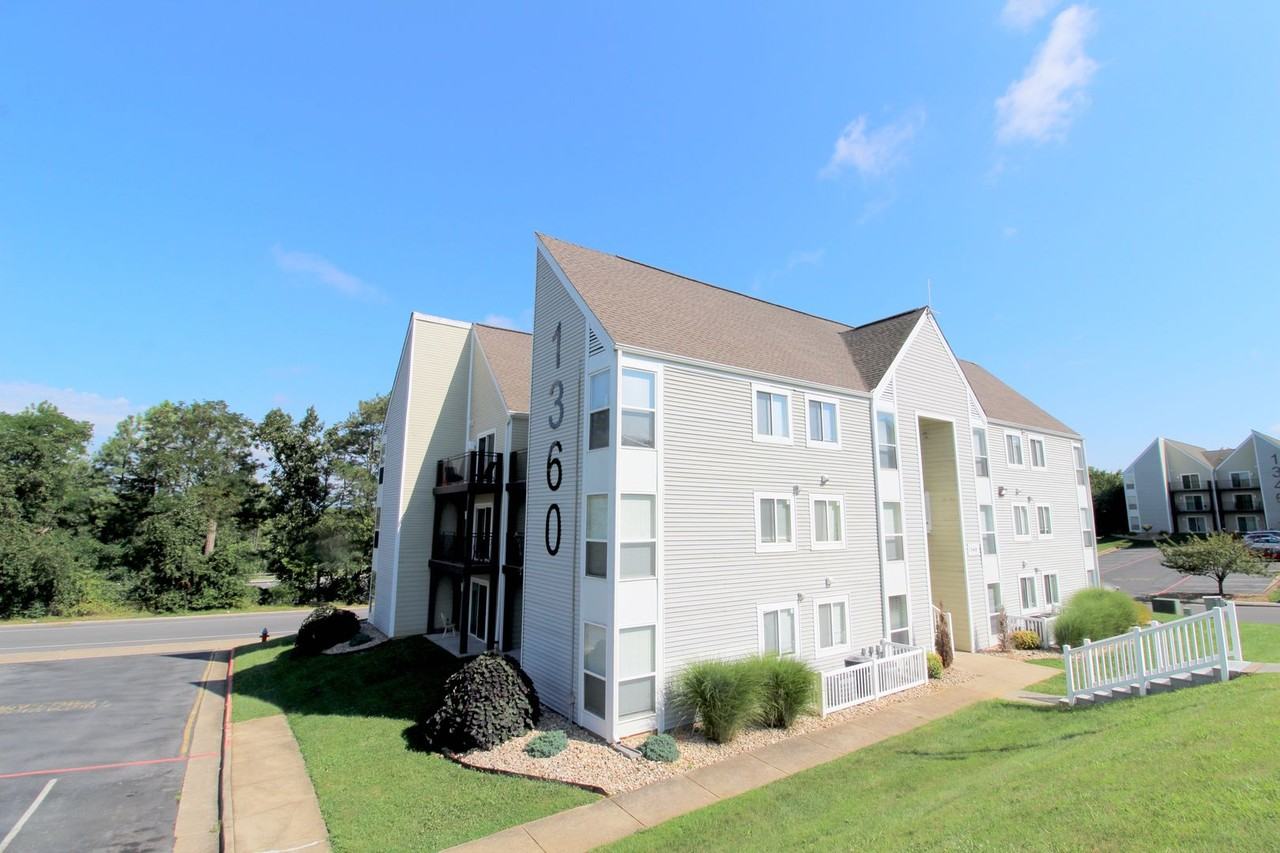 1360 Hunters Rd Apt I - Photo 2 of 26